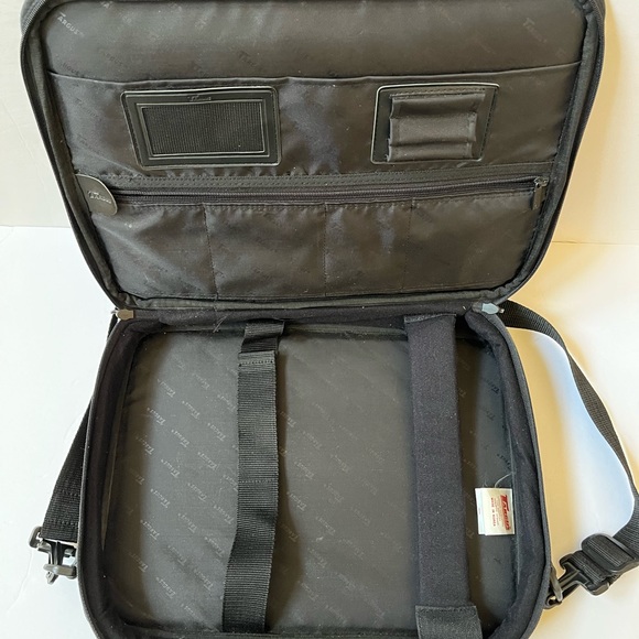 Targus Black Laptop Bag & Briefcase with Red Trim - Picture 3 of 5